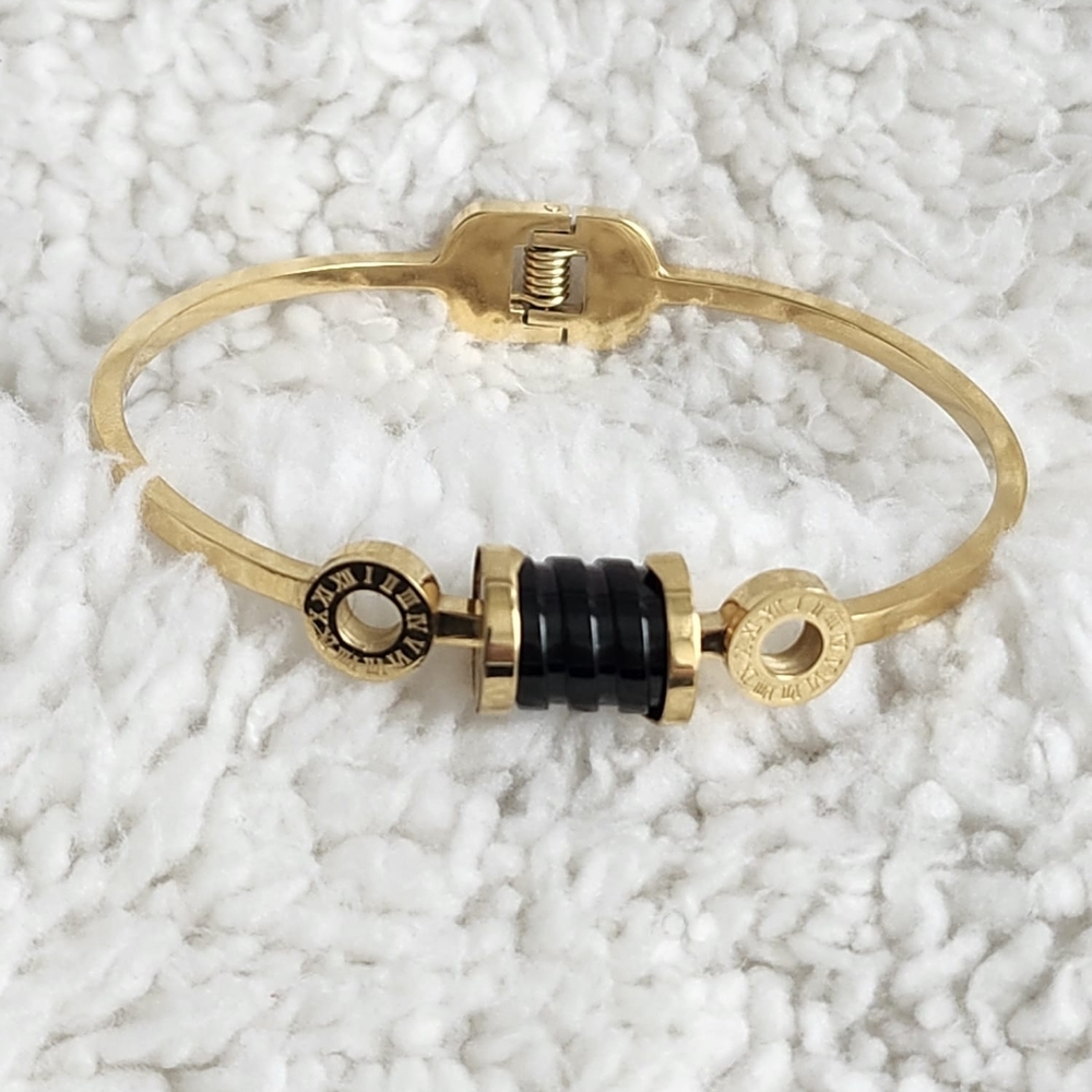 Golden openable bracelet